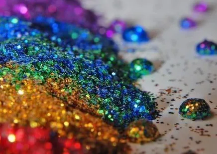 Liate dekoratívne podlahy s glitrami v štýle art