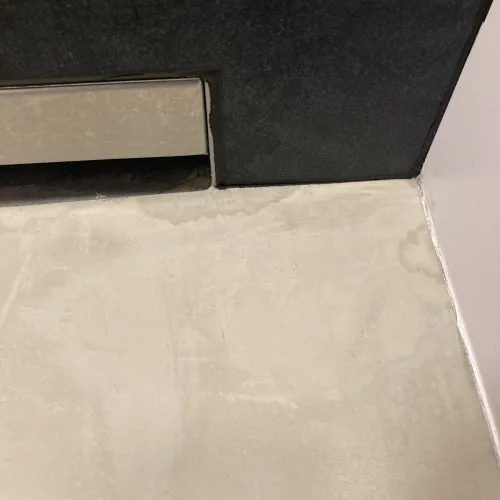 vode nasiakavosť pri porušení ochrannej vrstvy laku
